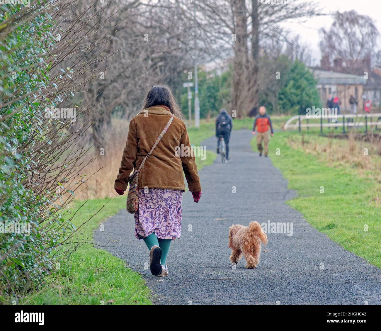 Wanderer auf dem Schleppweg des Forth und clyde Kanals an einem angenehmen Tag Stockfoto