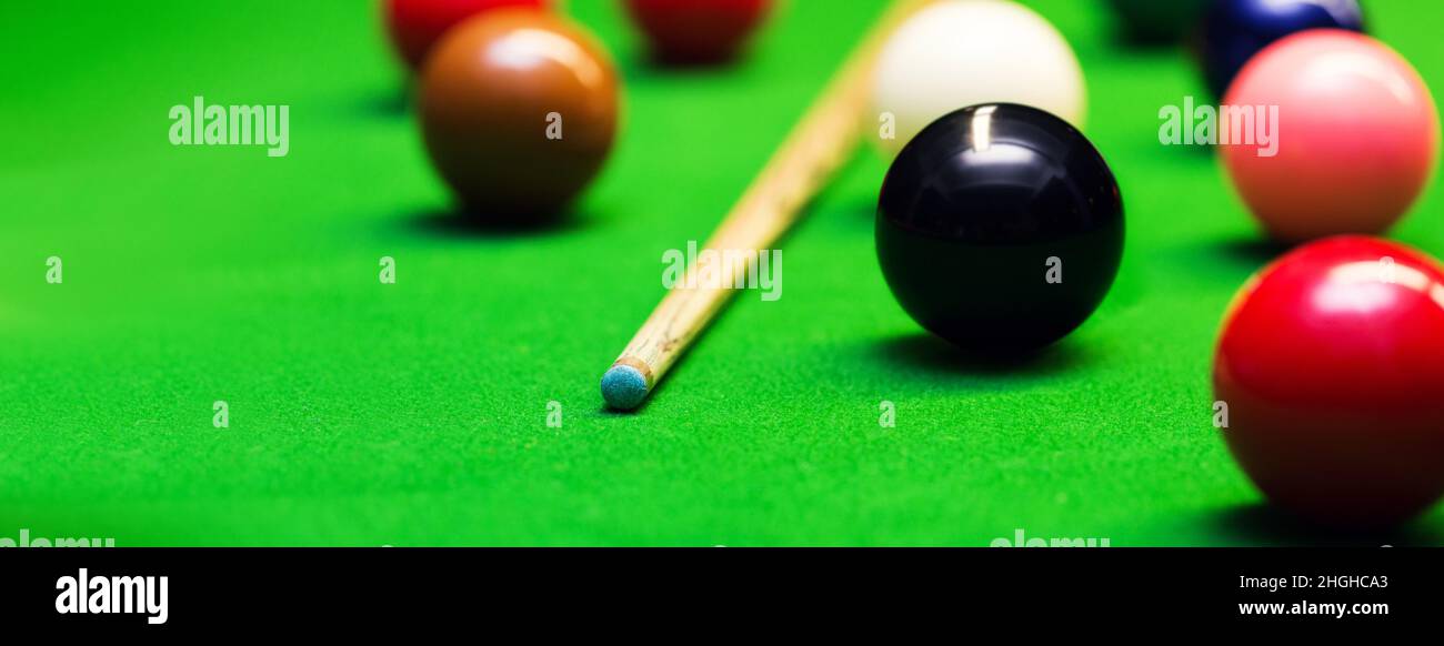 Snooker-Kugeln und Queue auf dem grünen Stofftisch. Banner-Kopierraum Stockfoto