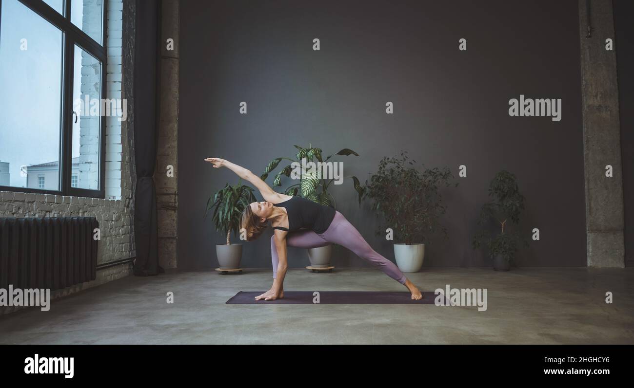 Yoga für Anfänger. Asana für schöne Beine und Gesäß. Sich um die körperliche und geistige Gesundheit kümmern. Hochwertige Fotos Stockfoto