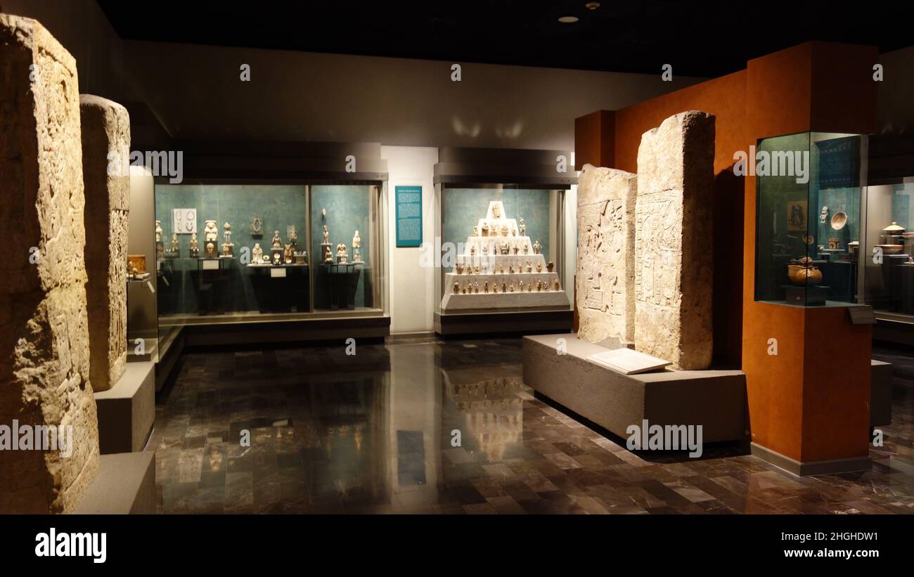 Steinstelen der Maya-Kultur im Museo Nacional de Archaeology. Yaxchilan Stockfoto