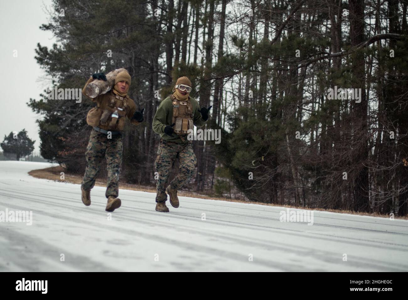 Marines with Echo Company, 2nd Bataillon, 23rd Marine Regiment, 4th Marine Division, Sprint zu einer praktischen Anwendungsstation während einer körperlichen Trainingsveranstaltung in Fort Pickett, Virginia am 16. Januar 2022. Die Trainingsveranstaltung bestand aus mehreren praktischen Anwendungsstationen mit einem 400 Meter langen Rundsprint zwischen den einzelnen Stationen. Marines, die nicht an der praktischen Anwendung teilnahmen, mussten bis zum Abschluss des Stationszenarios Protokollübungen durchführen. Das Verteidigungsministerium stellt über das Northern Command der USA und zur Unterstützung des Heimatschutzministeriums Transportmittel bereit Stockfoto
