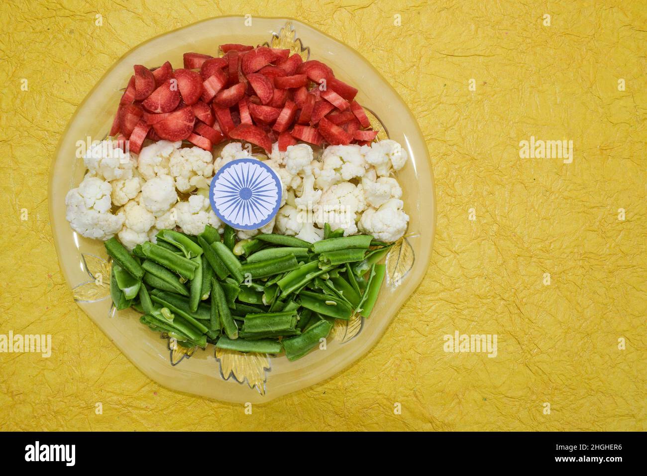 Indien Independence Day 15 August Konzept: Indische Nationalflagge Tricolor aus Gemüse. Draufsicht. Weißer Hintergrund. Tiranga aus rohem Gemüse Stockfoto
