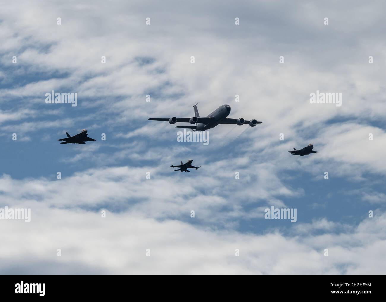 Ein F22 Raptor der USLuftwaffe, F16 Fighting Falcon, F35A Lightning