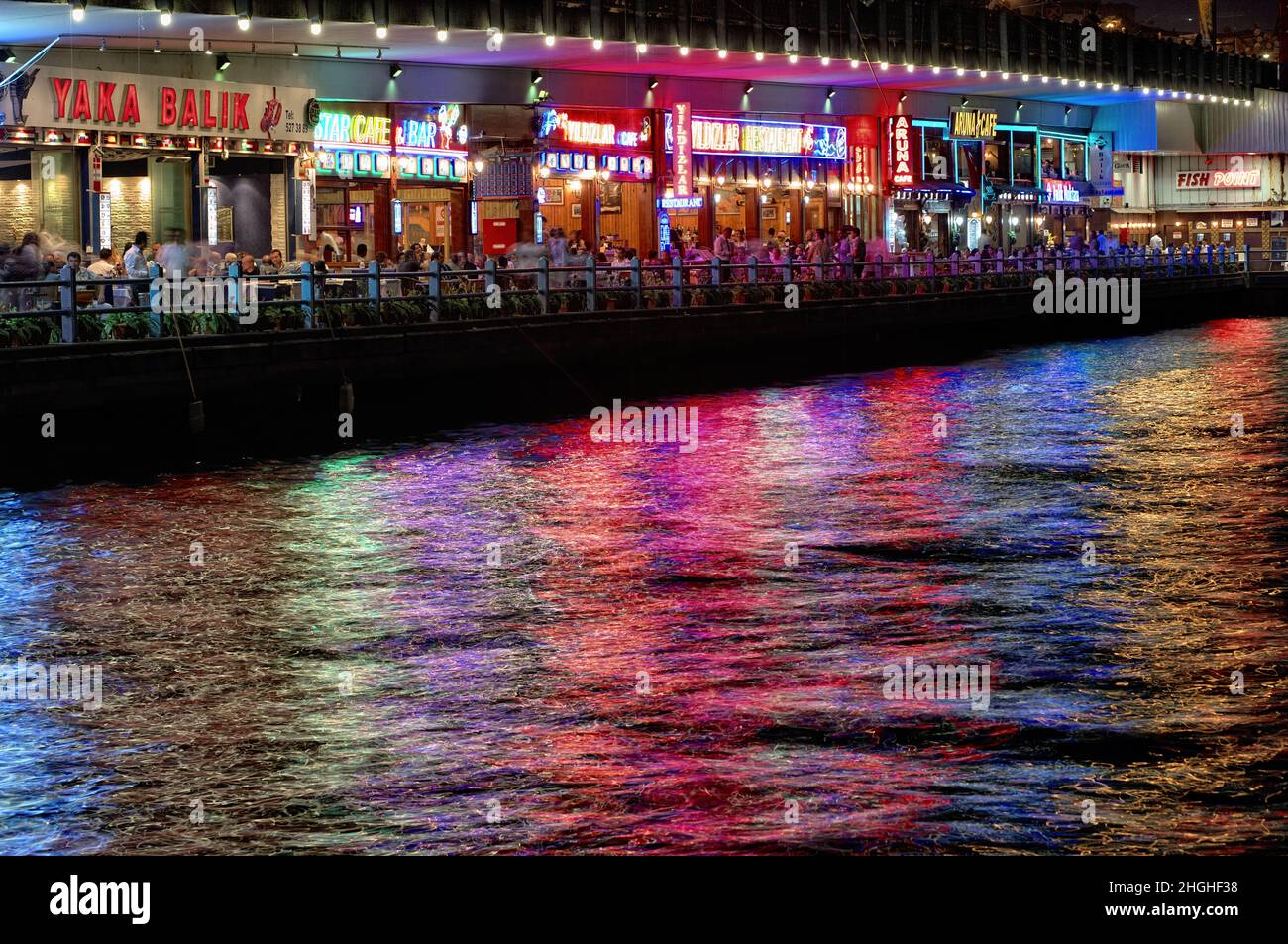 Das türkische Leben in Istanbul bei Nacht Stockfoto