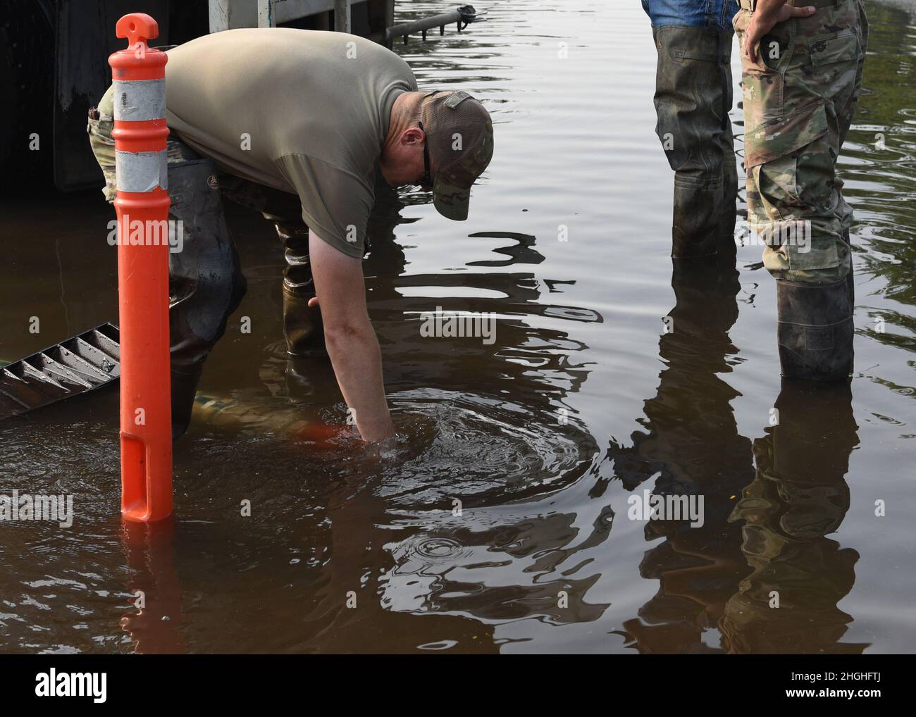 US Air Force Tech. Sgt. Chad McCay, 366. Zivilingenieur-Geschwader, nicht beauftragter Offizier für Dirt Boys, prüft auf der Mountain Home Air Force Base, Idaho, am 2. August 2021, ob der Wasserschlauch ansaugt. Die Dirt Boys sind bei der Flutbelebung aufgrund von Sturzfluten in der Nacht zuvor dabei, zu Hilfe zu kommen. Stockfoto