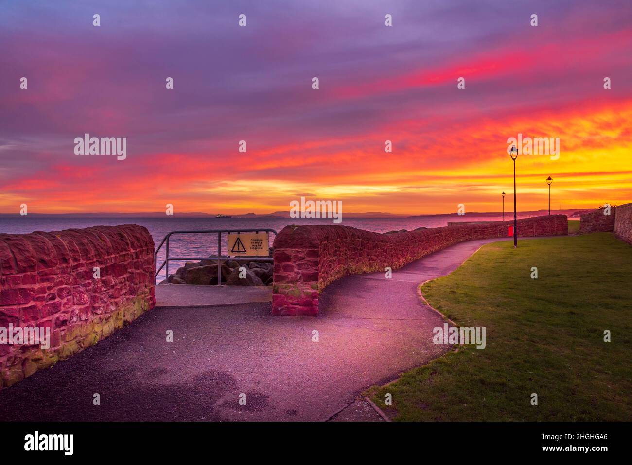 Ein wunderschöner Sonnenuntergang über dem River Forth im Küstendorf West Wemyss in der Grafschaft Fife, Schottland, Großbritannien Stockfoto