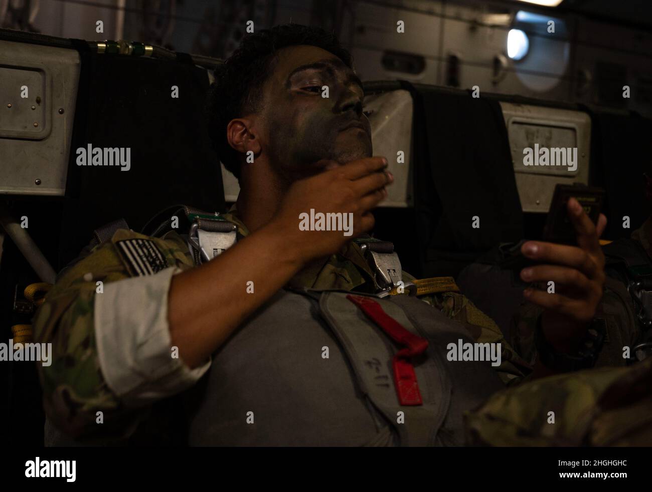 Ein US-Soldat mit der 82. Airborne Division wendet Gesichtstarnung an ...