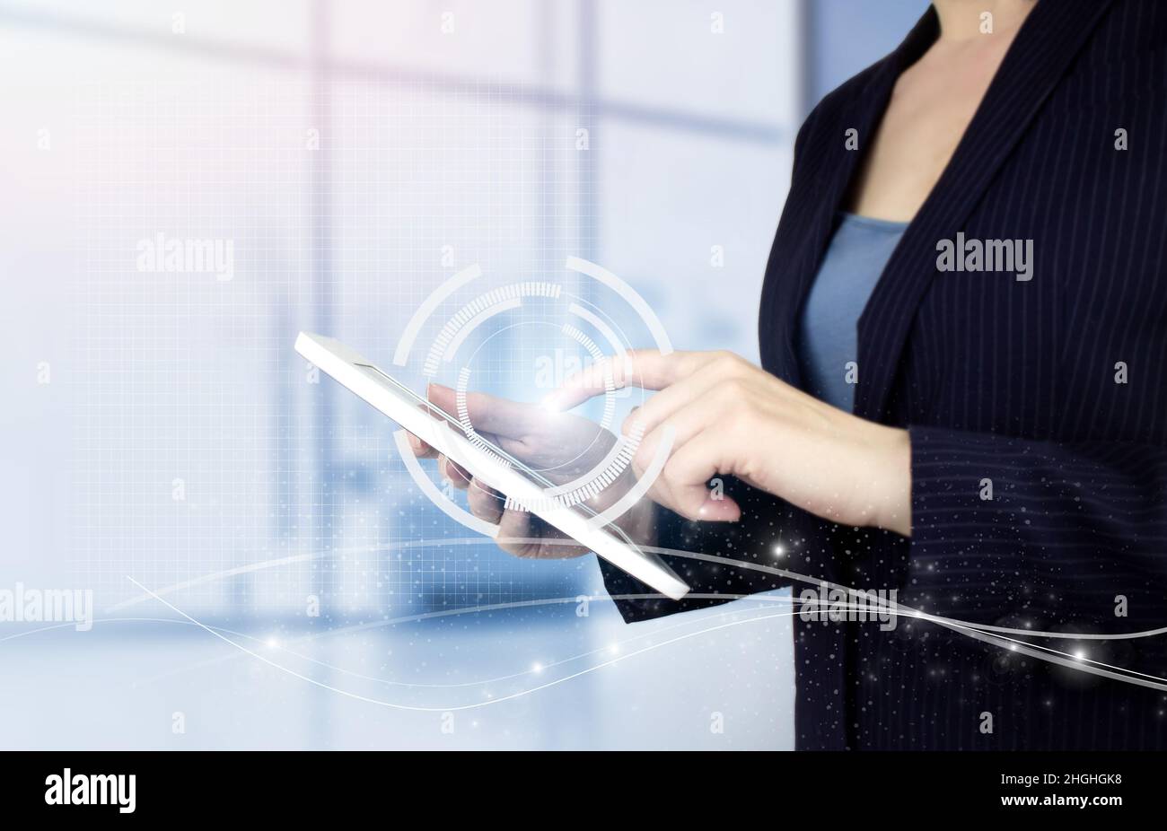 Abstrakter Hintergrund mit simulierten Kreisdiagrammen auf virtuellem Bildschirm. Weißes Tablett mit Touch-Bedienung und digitalem Hologramm. Technischer Support Kunde Se Stockfoto