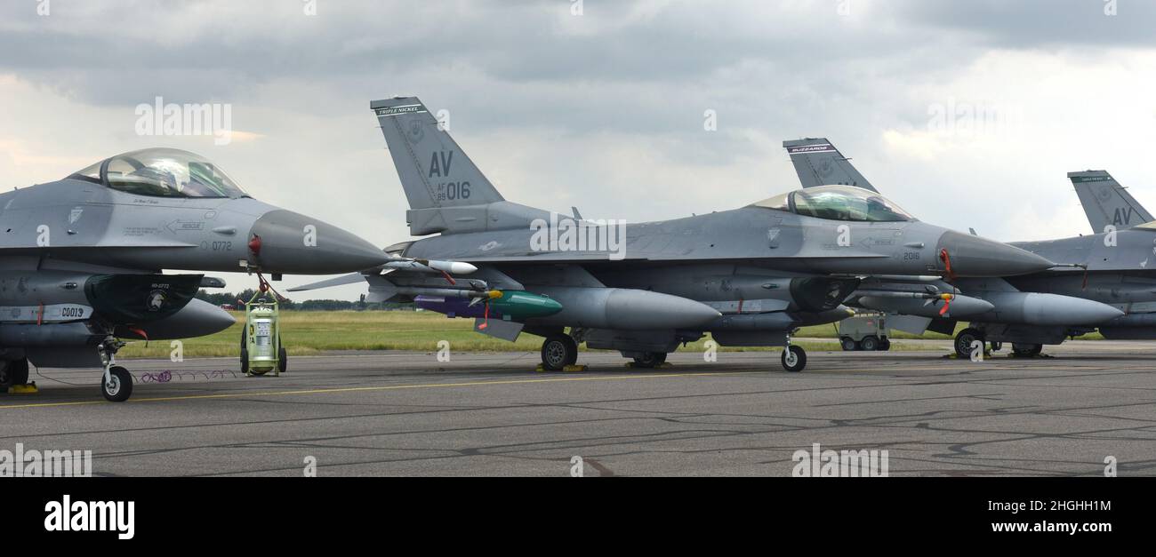 US Air Force F-16 Kampfflugzeuge von Falcon, die dem 31. Kampfflügel der Aviano Air Base, Italien, zugewiesen wurden, sitzen auf der Fluglinie der Royal Air Force Mildenhall, England, 3. August 2021. Die F-16 ist ein kompaktes, vielrollenfähiges Flugzeug, das sich im Luft-Luft-Kampf und im Luft-zu-Boden-Angriff bewährt hat. Stockfoto