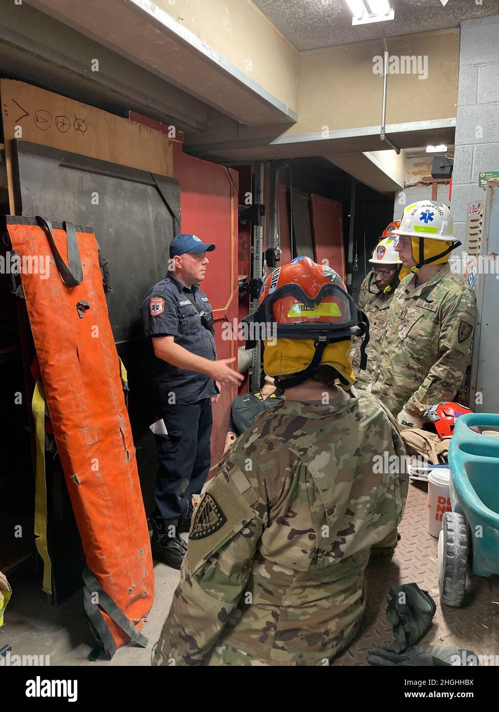 Soldaten der US-Armee führen zusammen mit FDNY-Mitgliedern am 4. August 2021 auf Randall's Island, New York, Such- und Rettungstraining durch. Vom 3. Bis 5. August 2021 umfasst die DUT-Übung in New York City über 170 Soldaten aus 12 Armeeeinheiten der Nationalgarde und zwei Armeereserveeinheiten mit militärischen Fähigkeiten in den Bereichen Polizei, Technik, Medizin, Logistik und HAZMAT-Reaktion. Das 46. Militärische Polizeikommando der Michigan National Guard stellt Dienstmitgliedern des Verteidigungsministeriums, die mit zivilen Behörden zusammenarbeiten und trainieren, Kommando und Kontrolle zur Verfügung, um effektiv auf einen bedeutenden Vorfall oder ein komplexes Katastrophenereignis zu reagieren, das einen NAT erfordert Stockfoto