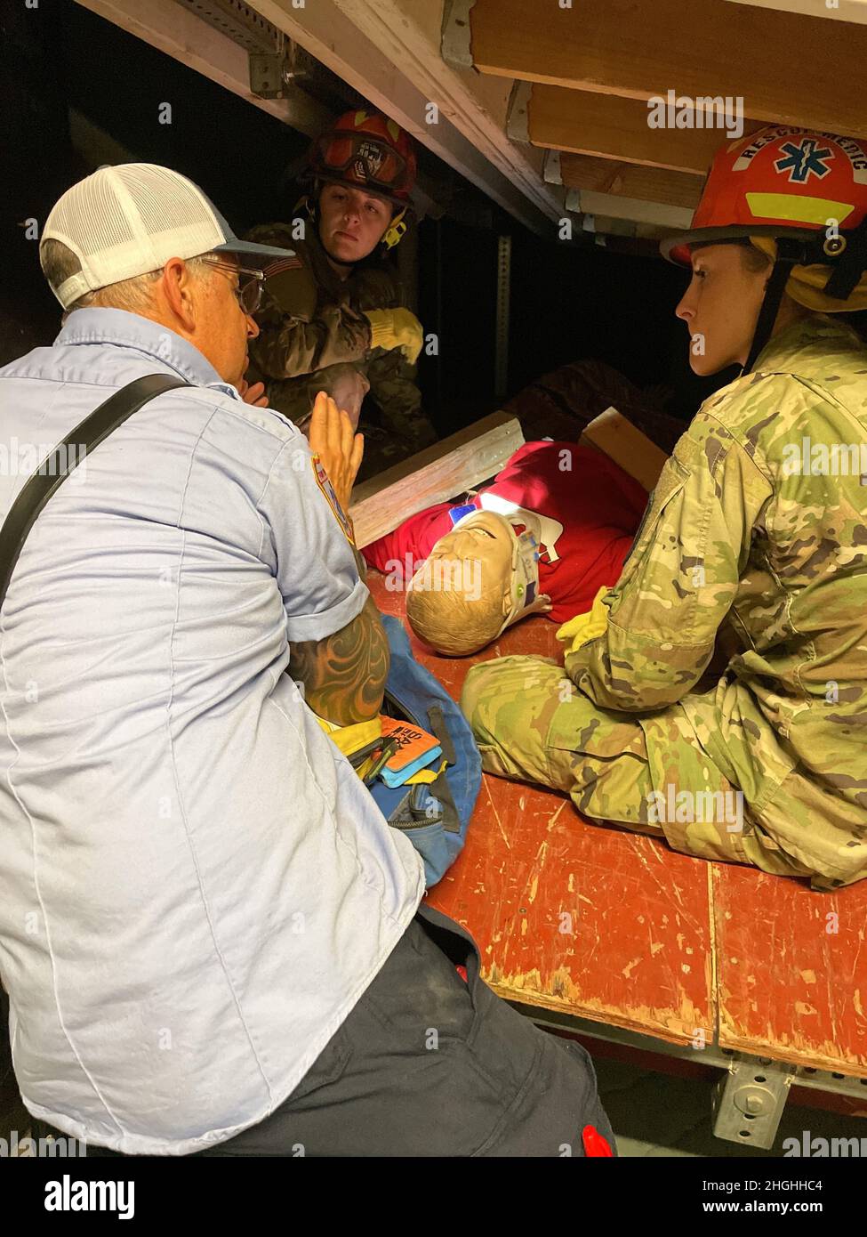 Soldaten der US-Armee führen zusammen mit FDNY-Mitgliedern am 4. August 2021 auf Randall's Island, New York, Such- und Rettungstraining durch. Vom 3. Bis 5. August 2021 umfasst die DUT-Übung in New York City über 170 Soldaten aus 12 Armeeeinheiten der Nationalgarde und zwei Armeereserveeinheiten mit militärischen Fähigkeiten in den Bereichen Polizei, Technik, Medizin, Logistik und HAZMAT-Reaktion. Das 46. Militärische Polizeikommando der Michigan National Guard stellt Dienstmitgliedern des Verteidigungsministeriums, die mit zivilen Behörden zusammenarbeiten und trainieren, Kommando und Kontrolle zur Verfügung, um effektiv auf einen bedeutenden Vorfall oder ein komplexes Katastrophenereignis zu reagieren, das einen NAT erfordert Stockfoto