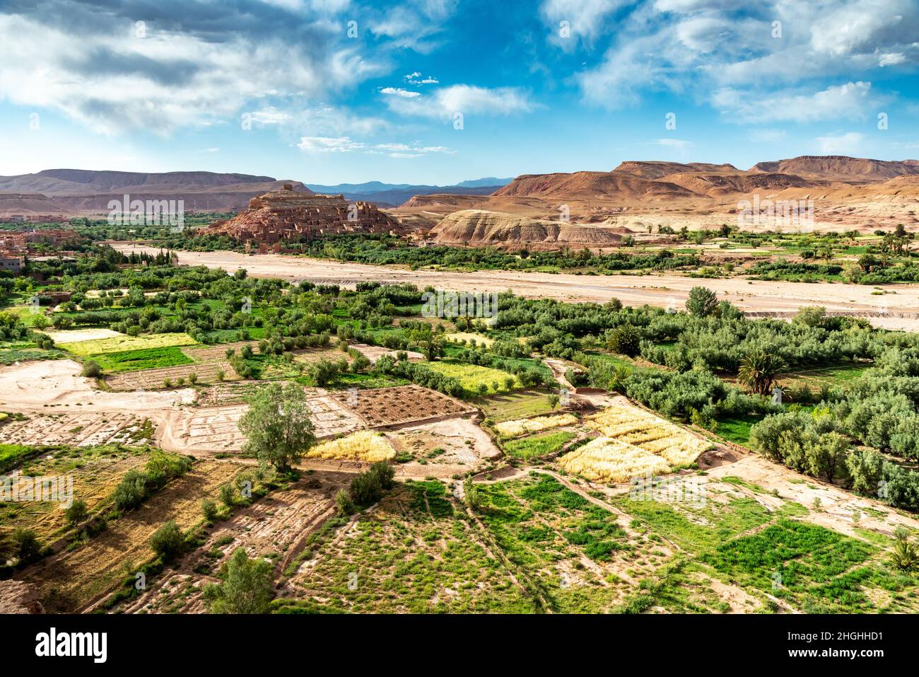 AIT Ben Haddou in Marokko. Bewirtschaftete Felder am Fuße des Ksar Stockfoto