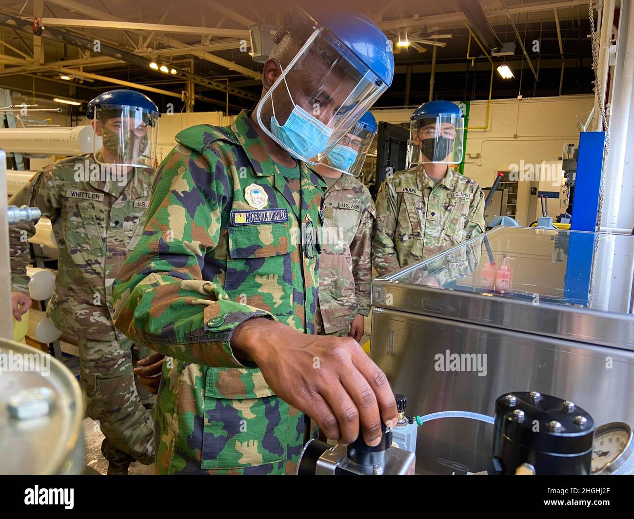 Cpl. Nducwe Agha, die nigrische Luftwaffe und andere US Army Advanced Individual Training Studenten in der 15-STÜNDIGEN Pneudraulics Werkstatt lernen, wie man einen Hydraulikschlauchtester bedient, um CH-47 Chinook Hubschrauber Komponenten in Fort Eustis, Virginia, 5. August 2021 zu testen. Das 1. Bataillon, das 210. Luftfahrtregiment, bildet internationale Militärstudenten aus über 25 alliierten Ländern aus. Stockfoto