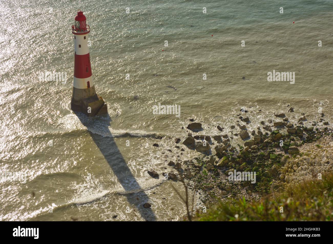 Leuchtturm im Meer am Fuße der Kalkfelsen von Beachy Head in der Nähe von Eastbourne in East Sussex, England Stockfoto