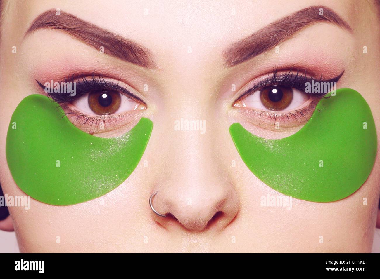 Mädchengesicht mit grünen Flecken unter den Augen Stockfoto