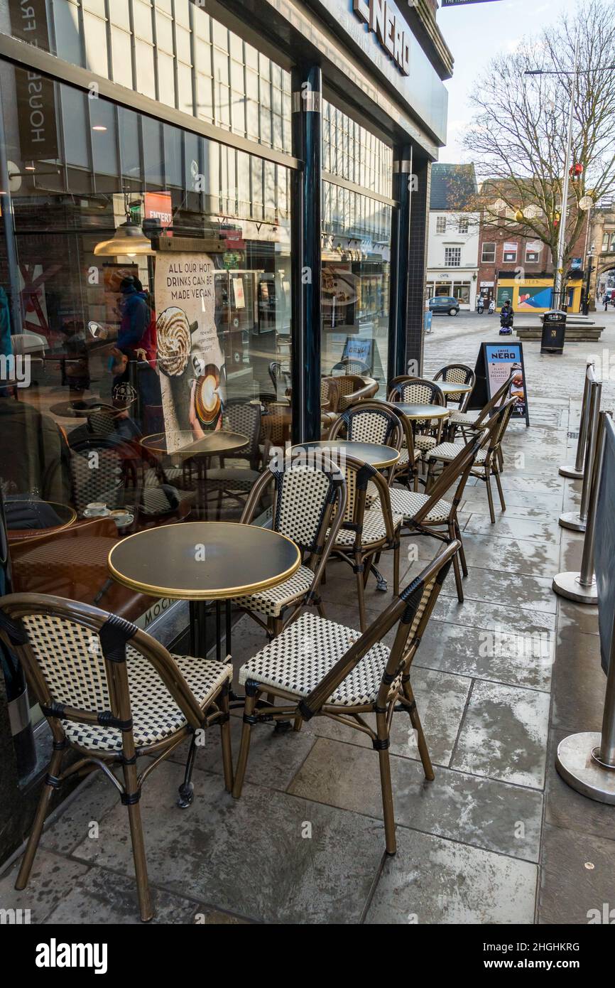 Tische und Stühle warten auf Kunden vor dem Cafe Nero High Street Lincoln City 2022 Stockfoto