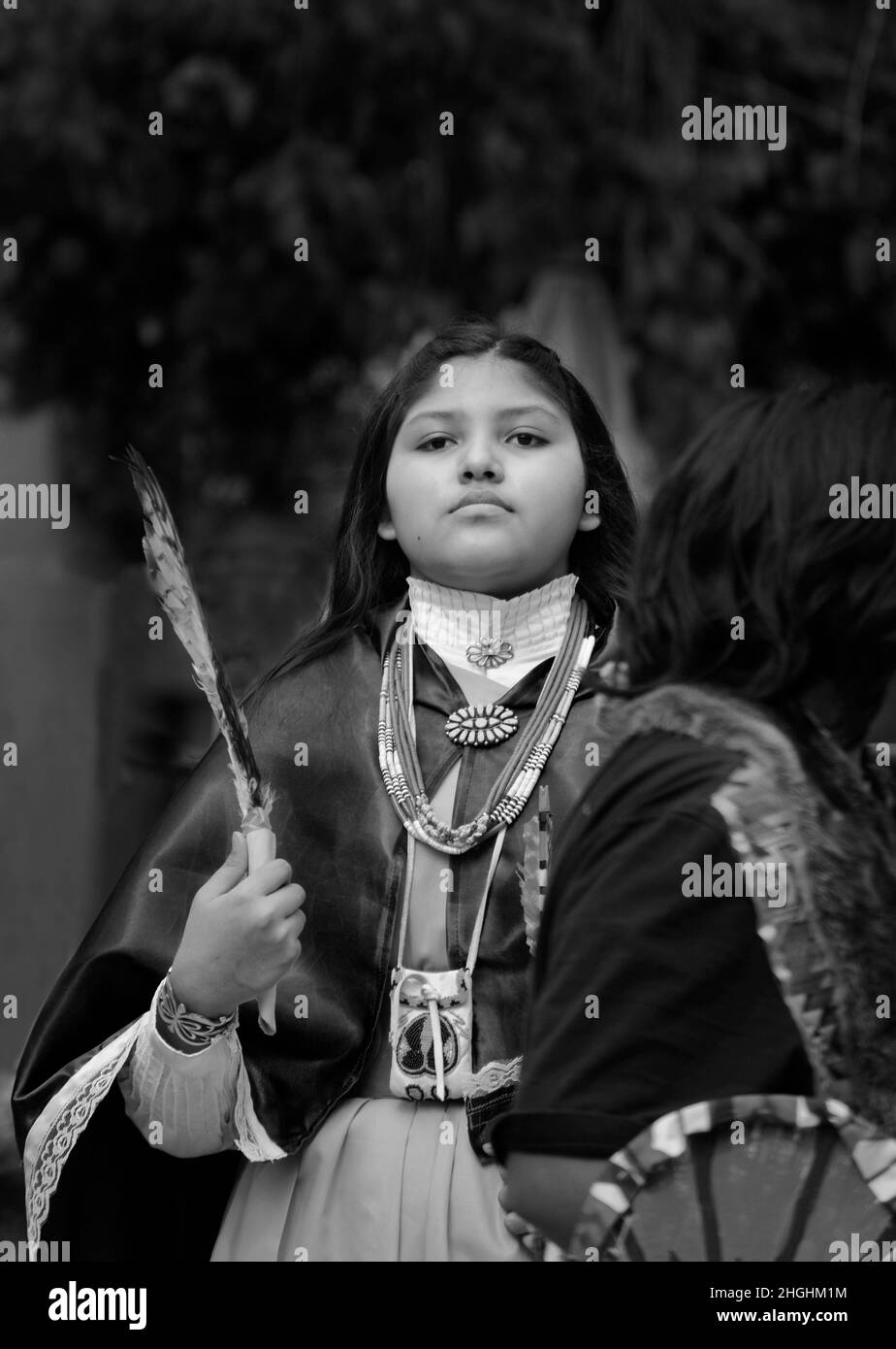 Mitglieder einer indianischen Tanzgruppe aus dem Ohkay Owingeh Pueblo treten bei einer Feier zum Tag der indigenen Völker in Santa Fe, New Mexico, auf. Stockfoto