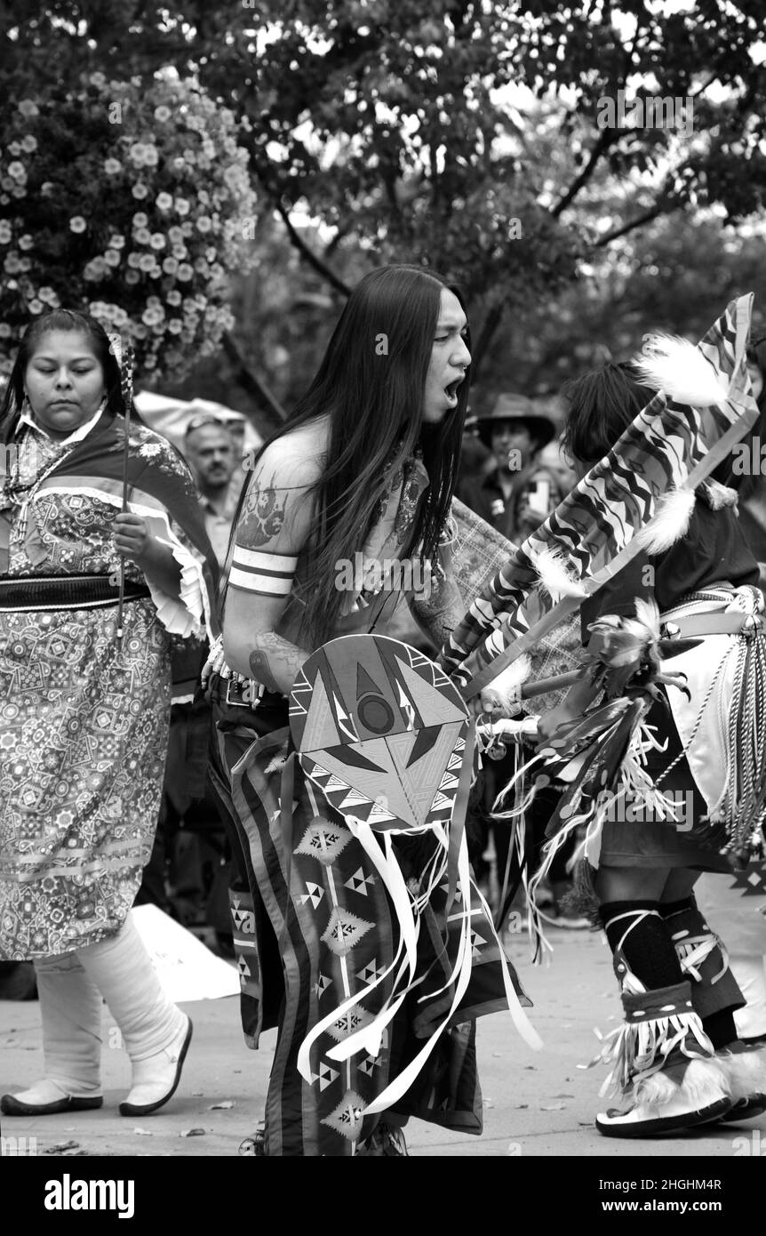Mitglieder einer indianischen Tanzgruppe aus dem Ohkay Owingeh Pueblo treten bei einer Feier zum Tag der indigenen Völker in Santa Fe, New Mexico, auf. Stockfoto