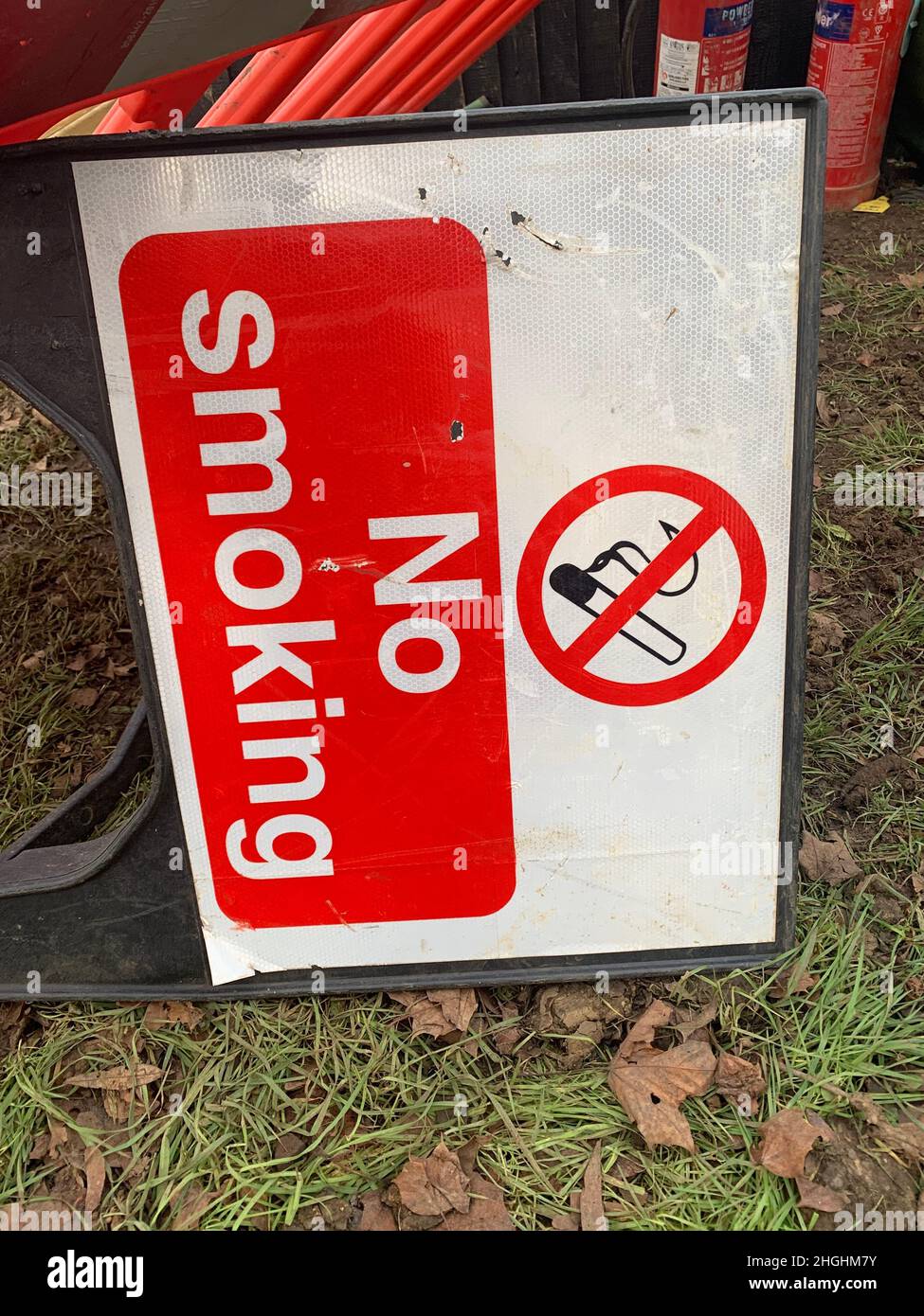 Straßenarbeiten aufgrund der neuen Gasleitung Weston Favell Northampton UK Schild Rauchverbot Metallbeschilderung außen berichten, dass ein Ingenieur für Grabarbeiten arbeitet Stockfoto