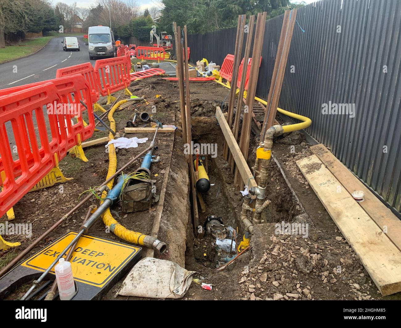 Bauarbeiten aufgrund der neuen Gasleitung Weston Favell Northampton UK Rubble Street außerhalb des Lochs Grabwagen Lieferwagen Rohrleitung undicht Gasleitung undicht Stockfoto