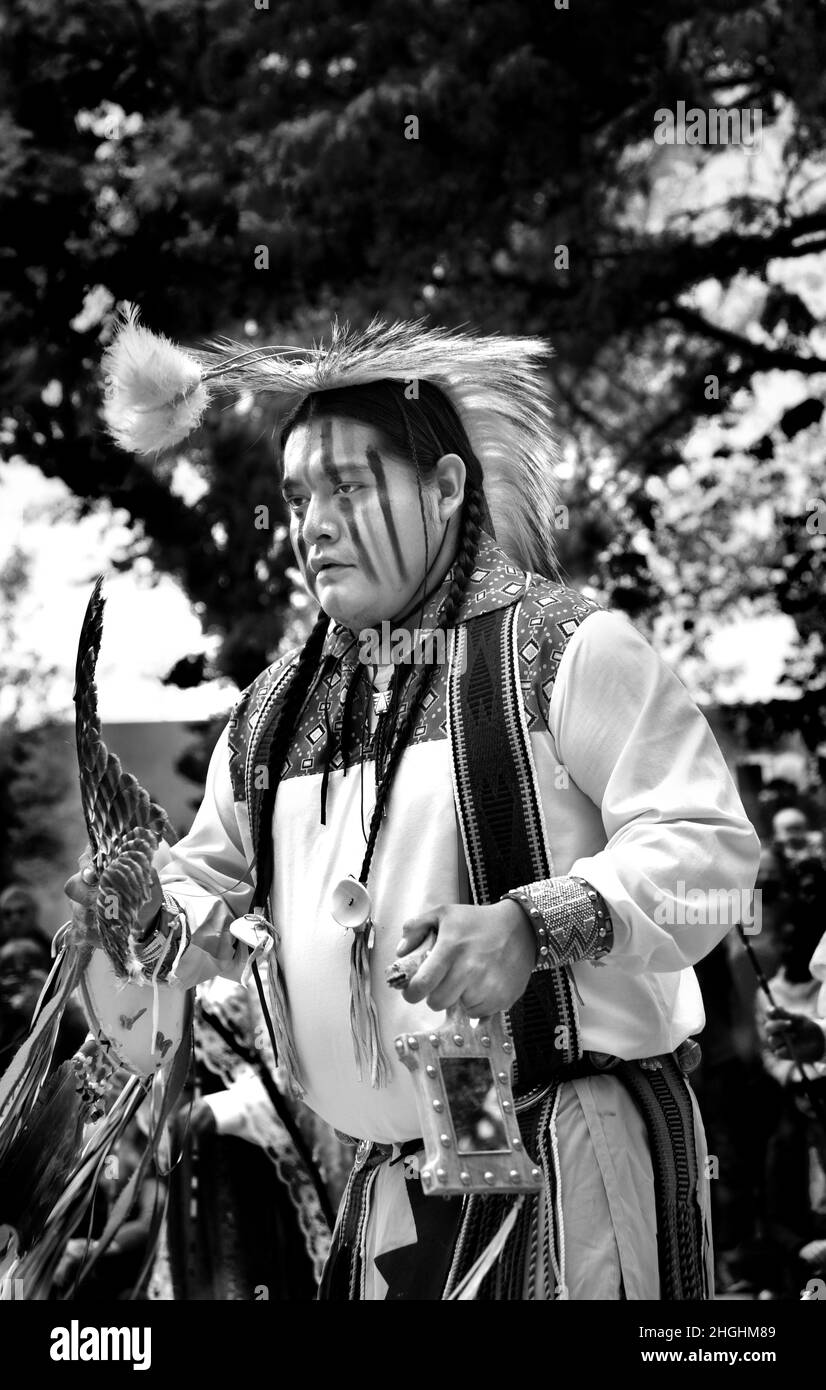 Mitglieder einer indianischen Tanzgruppe aus dem Ohkay Owingeh Pueblo treten bei einer Feier zum Tag der indigenen Völker in Santa Fe, New Mexico, auf. Stockfoto