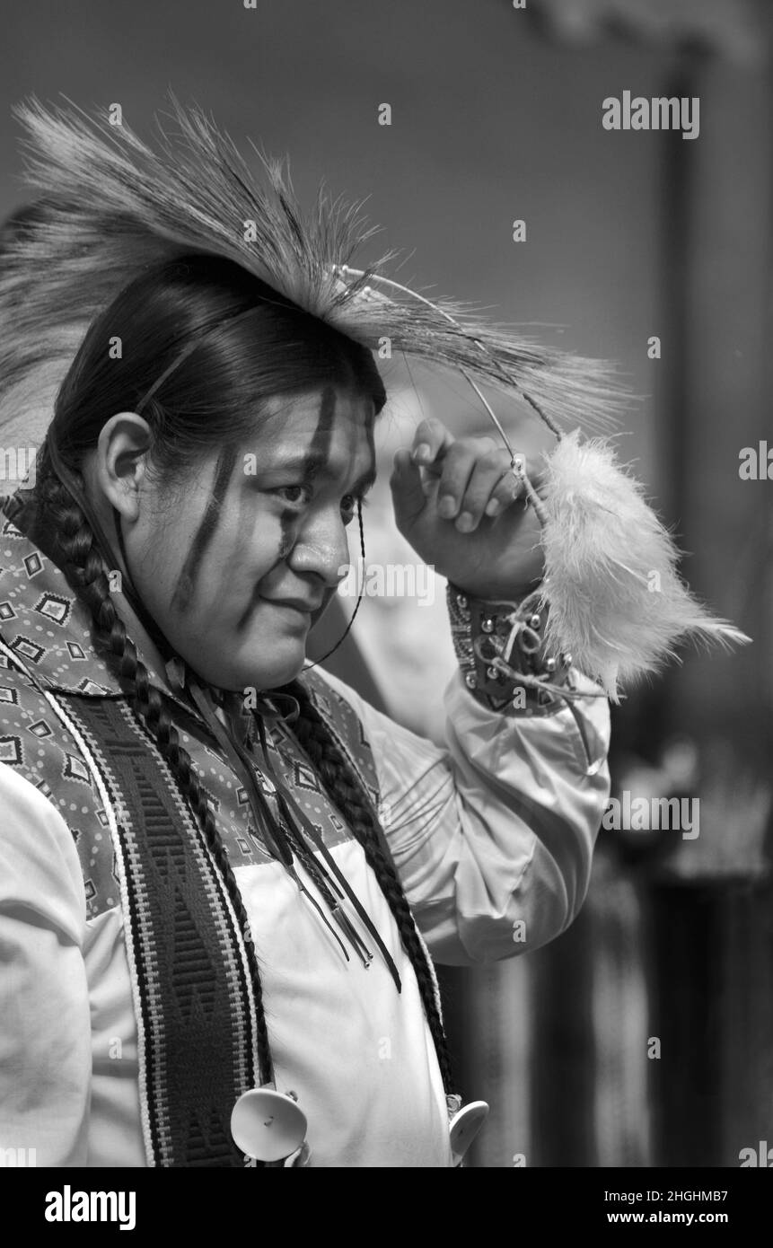 Mitglieder einer indianischen Tanzgruppe aus dem Ohkay Owingeh Pueblo treten bei einer Feier zum Tag der indigenen Völker in Santa Fe, New Mexico, auf. Stockfoto