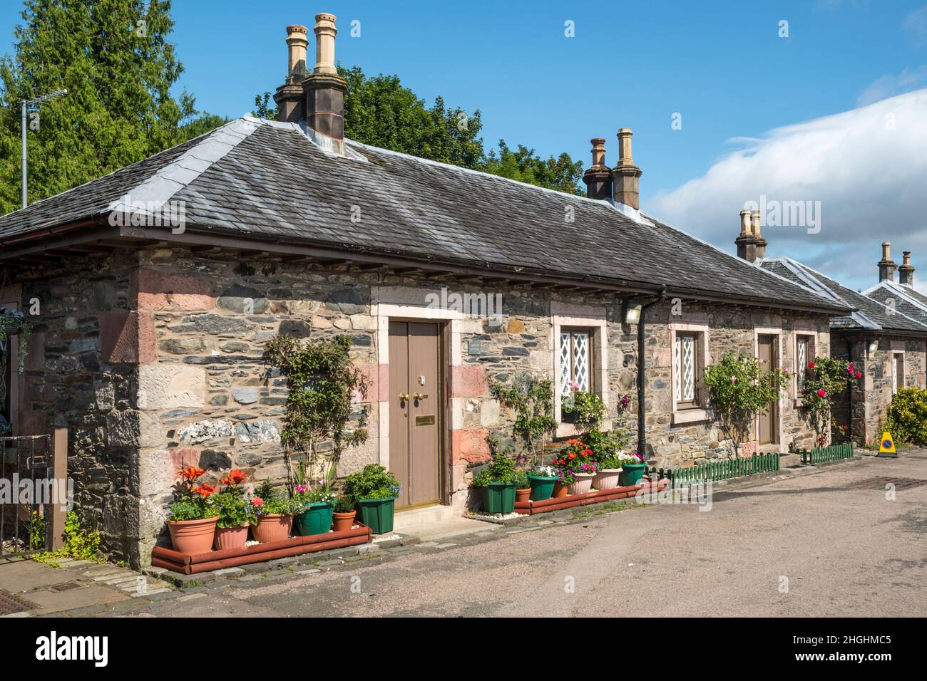 Ferienhäuser in Pier Road, Luss in den schottischen Highlands. Stockfoto