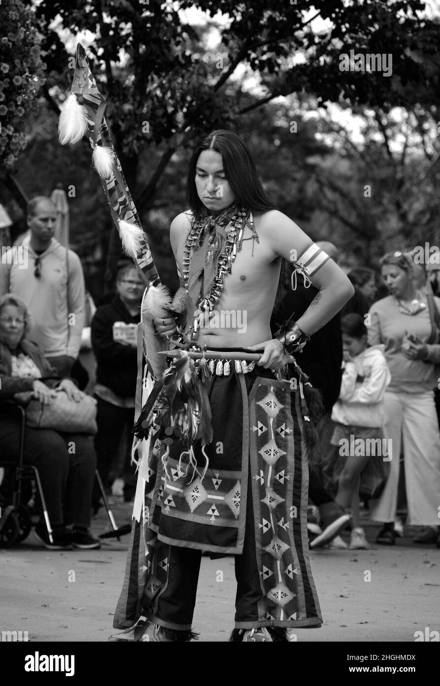 Mitglieder einer indianischen Tanzgruppe aus dem Ohkay Owingeh Pueblo treten bei einer Feier zum Tag der indigenen Völker in Santa Fe, New Mexico, auf. Stockfoto