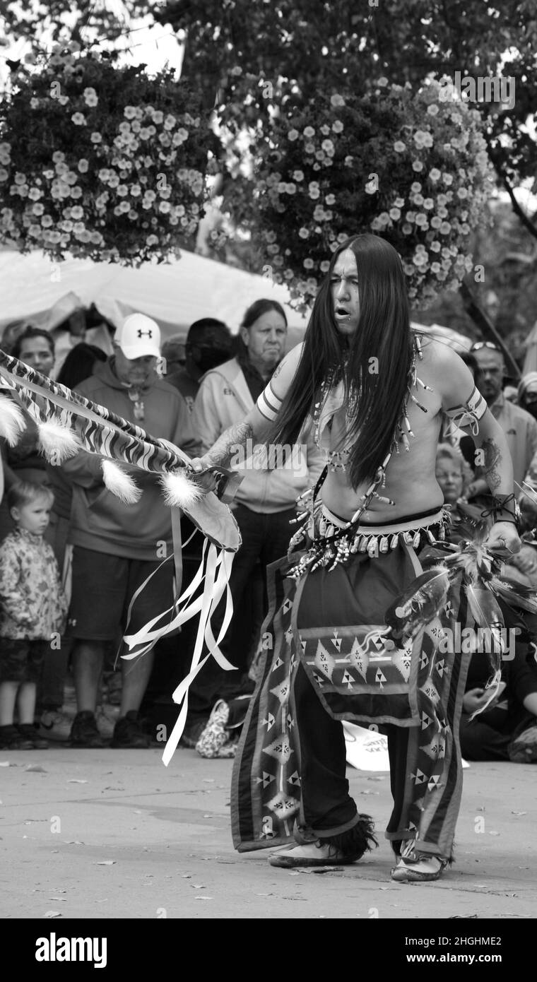 Mitglieder einer indianischen Tanzgruppe aus dem Ohkay Owingeh Pueblo treten bei einer Feier zum Tag der indigenen Völker in Santa Fe, New Mexico, auf. Stockfoto