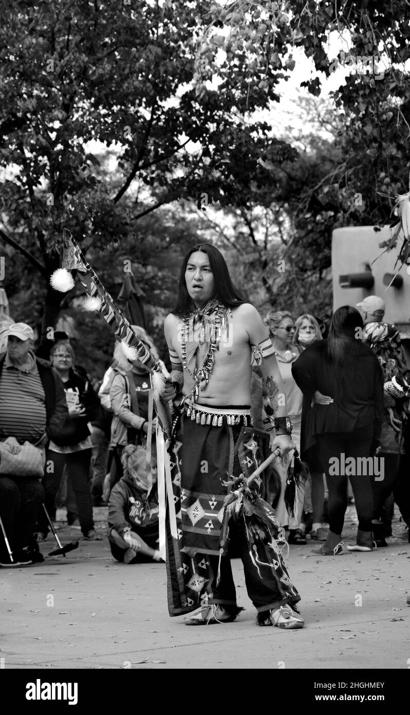 Mitglieder einer indianischen Tanzgruppe aus dem Ohkay Owingeh Pueblo treten bei einer Feier zum Tag der indigenen Völker in Santa Fe, New Mexico, auf. Stockfoto