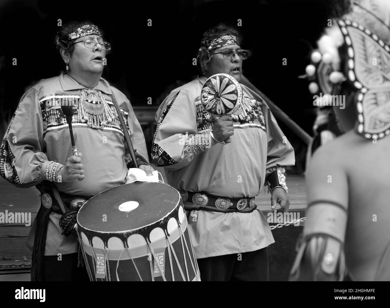 Mitglieder einer indianischen Tanzgruppe aus Zuni Pueblo führen einen Schmetterlingstanz bei einer Feier zum Tag der indigenen Völker in Santa Fe, New Mexico, auf. Stockfoto