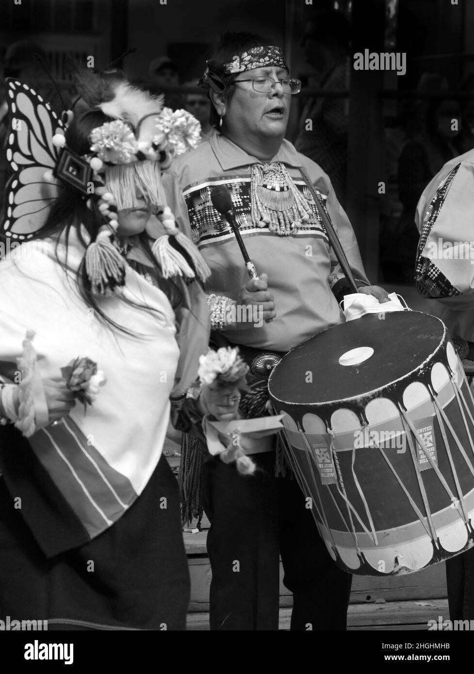 Mitglieder einer indianischen Tanzgruppe aus Zuni Pueblo führen einen Schmetterlingstanz bei einer Feier zum Tag der indigenen Völker in Santa Fe, New Mexico, auf. Stockfoto