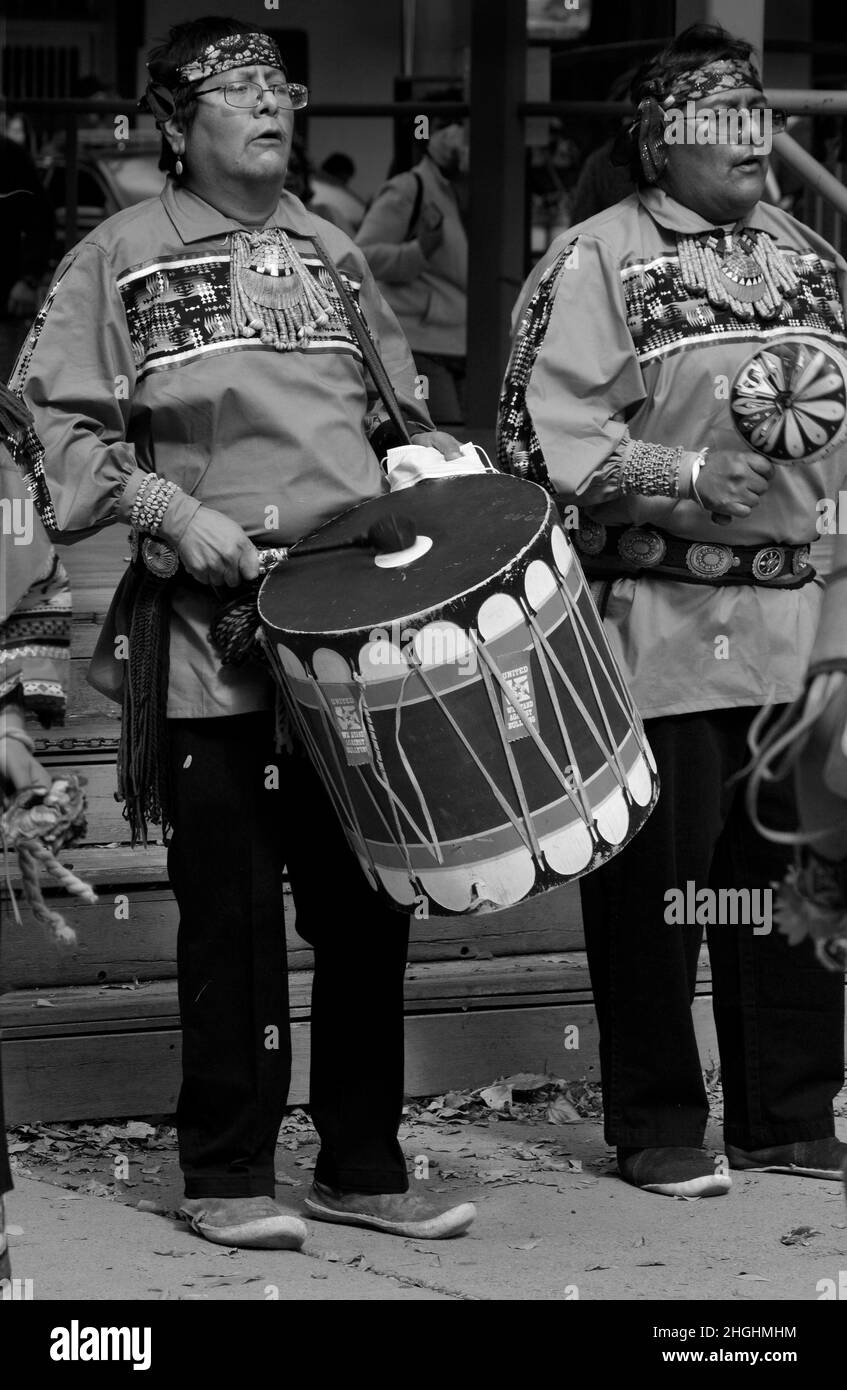 Trommler für eine indianische Tanzgruppe aus Zuni Pueblo in New Mexico treten bei einer Feier zum Tag der indigenen Völker in Santa Fe, New Mexico, auf. Stockfoto