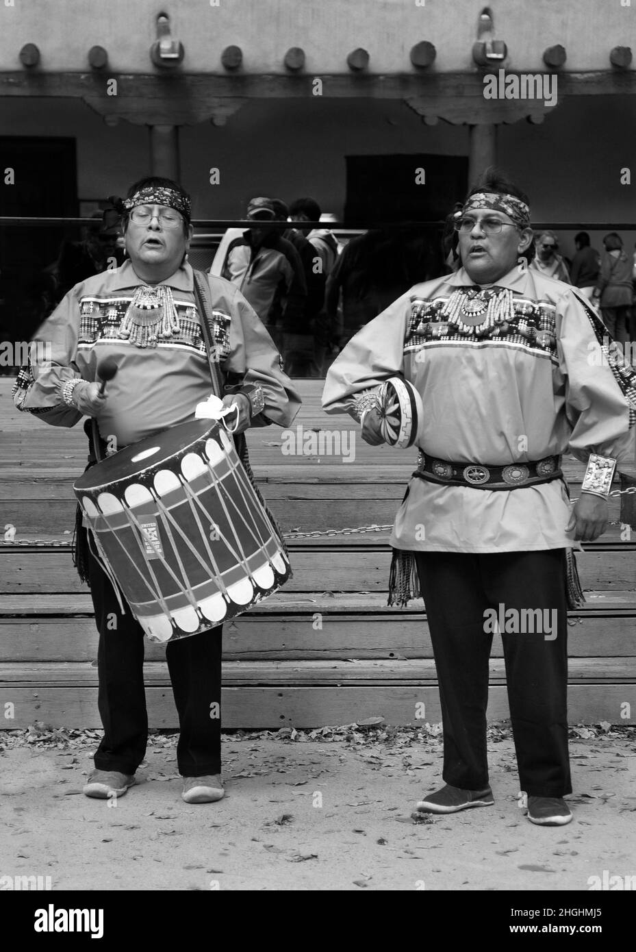 Trommler für eine indianische Tanzgruppe aus Zuni Pueblo in New Mexico treten bei einer Feier zum Tag der indigenen Völker in Santa Fe, New Mexico, auf. Stockfoto