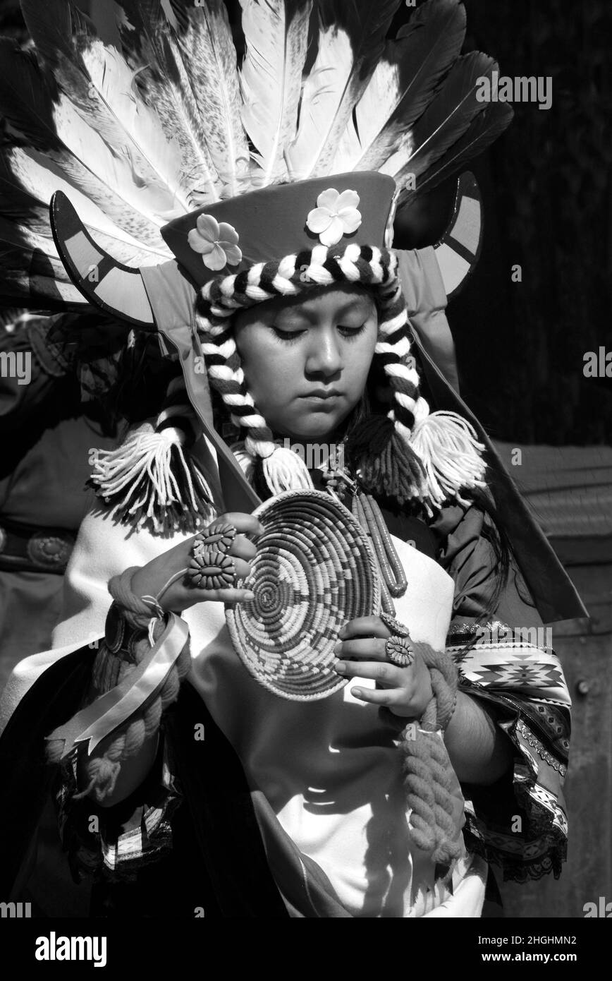 Mitglieder einer indianischen Tanzgruppe aus Zuni Pueblo in New Mexico treten bei einer Feier zum Tag der indigenen Völker in Santa Fe, New Mexico, auf. Stockfoto