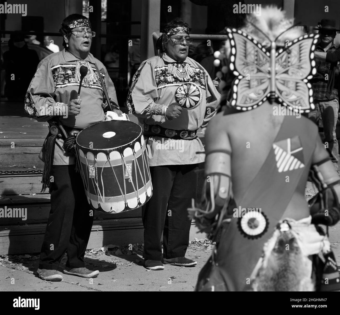 Mitglieder einer indianischen Tanzgruppe aus Zuni Pueblo führen einen Schmetterlingstanz bei einer Feier zum Tag der indigenen Völker in Santa Fe, New Mexico, auf. Stockfoto
