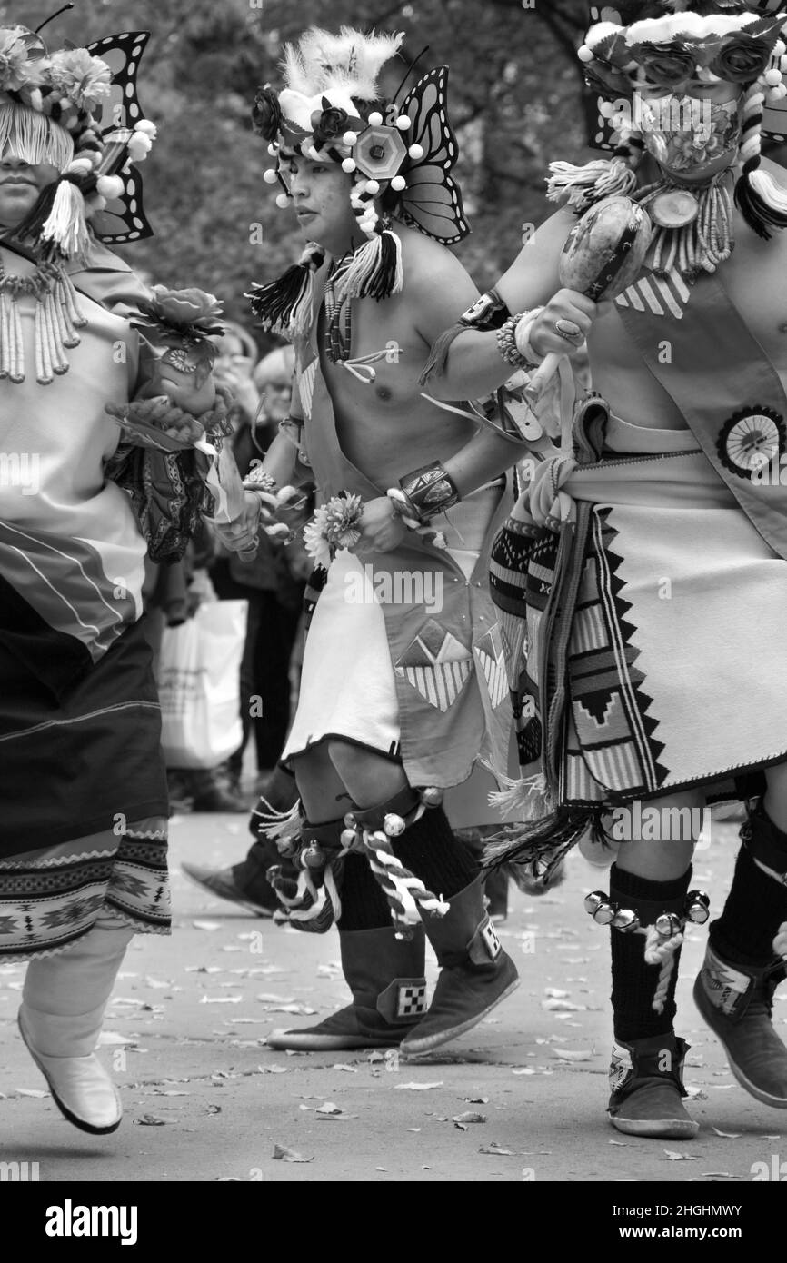 Mitglieder einer indianischen Tanzgruppe aus Zuni Pueblo führen einen Schmetterlingstanz bei einer Feier zum Tag der indigenen Völker in Santa Fe, New Mexico, auf. Stockfoto