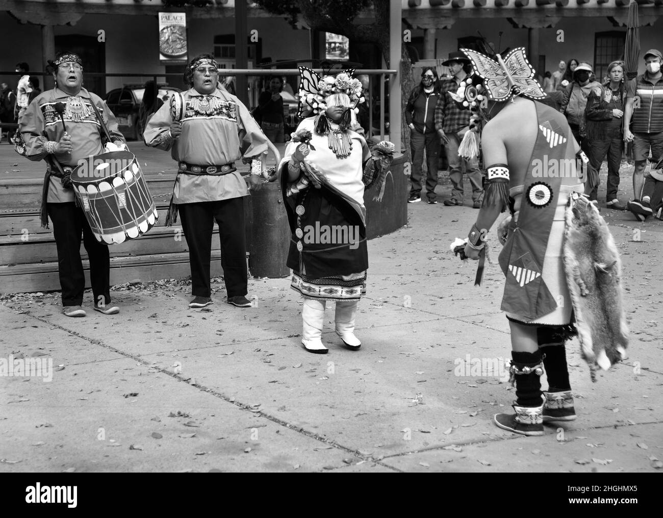 Mitglieder einer indianischen Tanzgruppe aus Zuni Pueblo führen einen Schmetterlingstanz bei einer Feier zum Tag der indigenen Völker in Santa Fe, New Mexico, auf. Stockfoto