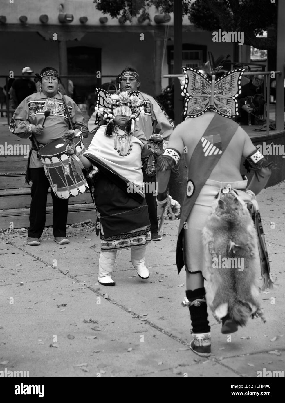 Mitglieder einer indianischen Tanzgruppe aus Zuni Pueblo führen einen Schmetterlingstanz bei einer Feier zum Tag der indigenen Völker in Santa Fe, New Mexico, auf. Stockfoto