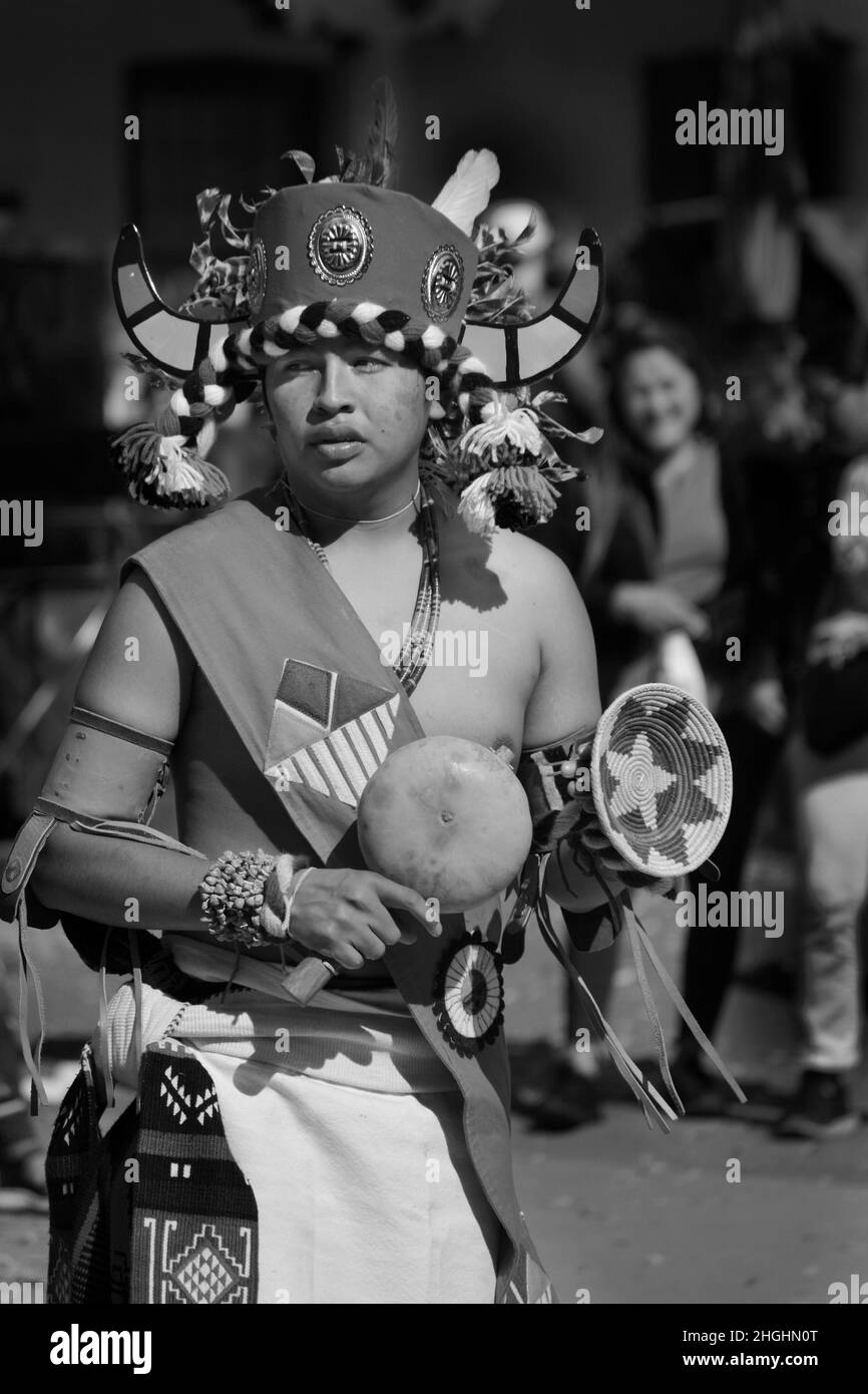 Mitglieder einer indianischen Tanzgruppe aus Zuni Pueblo in New Mexico treten bei einer Feier zum Tag der indigenen Völker in Santa Fe, New Mexico, auf. Stockfoto