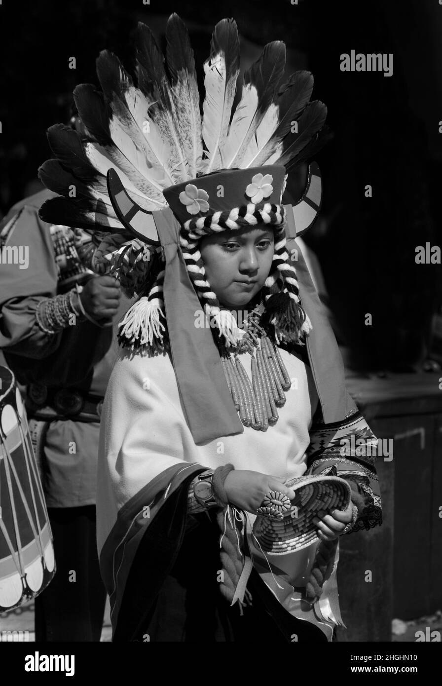 Mitglieder einer indianischen Tanzgruppe aus Zuni Pueblo in New Mexico treten bei einer Feier zum Tag der indigenen Völker in Santa Fe, New Mexico, auf. Stockfoto