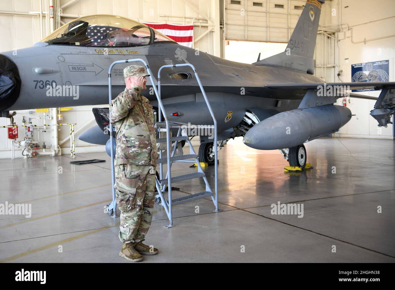 LUKE AIR FORCE BASE, ARIZ. – Reserve-Airman-Mitarbeiter Sgt. Sam Strong, 94th Operations Group engagierter Crew-Chef, anwesender Reserve-Airman-Oberst Brett Comer, das Flaggschiff, das ihm den neuen befehlshabenden Piloten während der 94th OG-Befehlswechselzeremonie am 6. August 2021 auf der Luke Air Force Base, Arizona, zeigt. Comer ist jetzt für die Ausbildung von F-16 Fighting Falcon und F-35 Lightning II Piloten in drei Staffeln und zwei geografisch getrennten Standorten verantwortlich, um die Anforderungen der Kampfluftkräfte zu erfüllen. Stockfoto