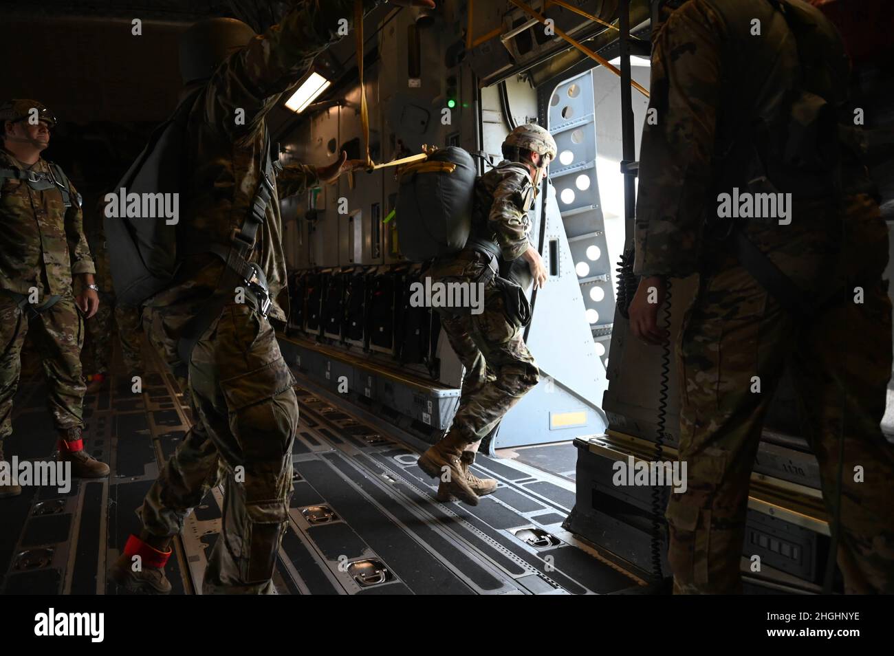 Ein fliegender Soldat rennt aus einem C-17 Globemaster III für eine Trainingsübung am Himmel über der Drop-Zone Mineral Wealth, Texas, 6. August 2021. Die C-17 machte vier Pässe um die Fallzone, jedes Mal wurden acht bis zwölf Soldaten mit einem Fallschirm in die Fallzone geschutschten. Stockfoto