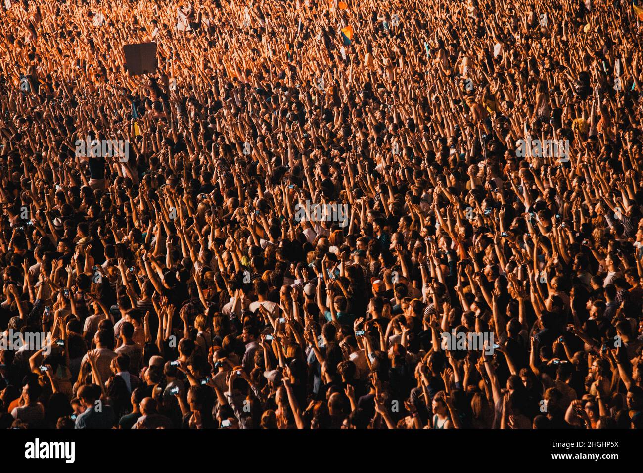 Konzert und Festival Hintergrund Menschenmenge feiern Stockfoto