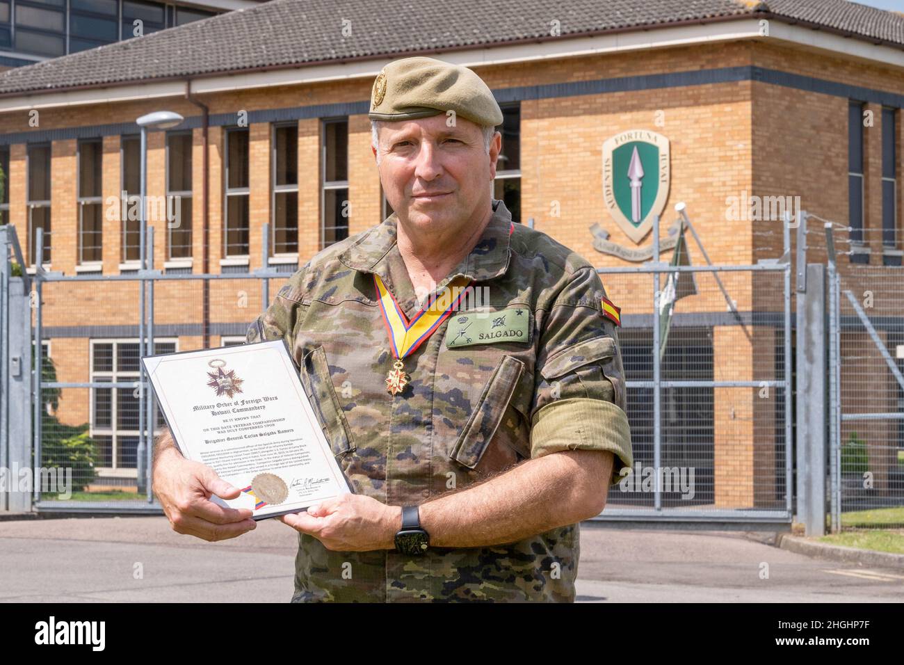 Spanische Armee Brig. General Carlos Salgado Romero, stellvertretender Stabschef des NATO Allied Rapid Reaction Corps zur Unterstützung, steht nach einer Zeremonie auf der Imjin Barracks, Gloucester, Großbritannien, am 8. Juli 2021 beim Militärkommandanten des Foreign Wars-Ordens auf Hawaii. Salgado wurde für seinen Dienst während der Operation Enduring Freedom von 2010 bis 2011 anerkannt und wurde im Auftrag des US Army Brigadier General Winston Brooks, ARRC DCOS for Operations, aufgenommen. Stockfoto