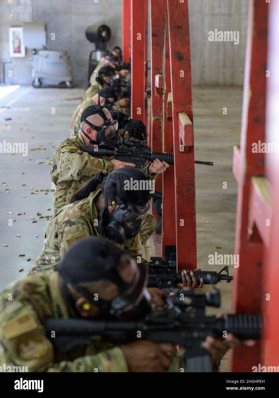 U.S. Airmen mit dem 116th Air Control Wing, Georgia Air National Guard, qualifizieren sich, während sie Gasmasken auf dem Qualifikationskurs für die Gewehrreichweite auf der Robins Air Force Base, Georgia, tragen, 7. August 2021. Die Qualifikation der Gewehr besteht darin, verschiedene Zieltypen aus mehreren Schießpositionen einzubinden und dabei den M4-Karabiner zu verwenden, um die Genauigkeit und Letalität der Air National Guard zu erhalten. Stockfoto