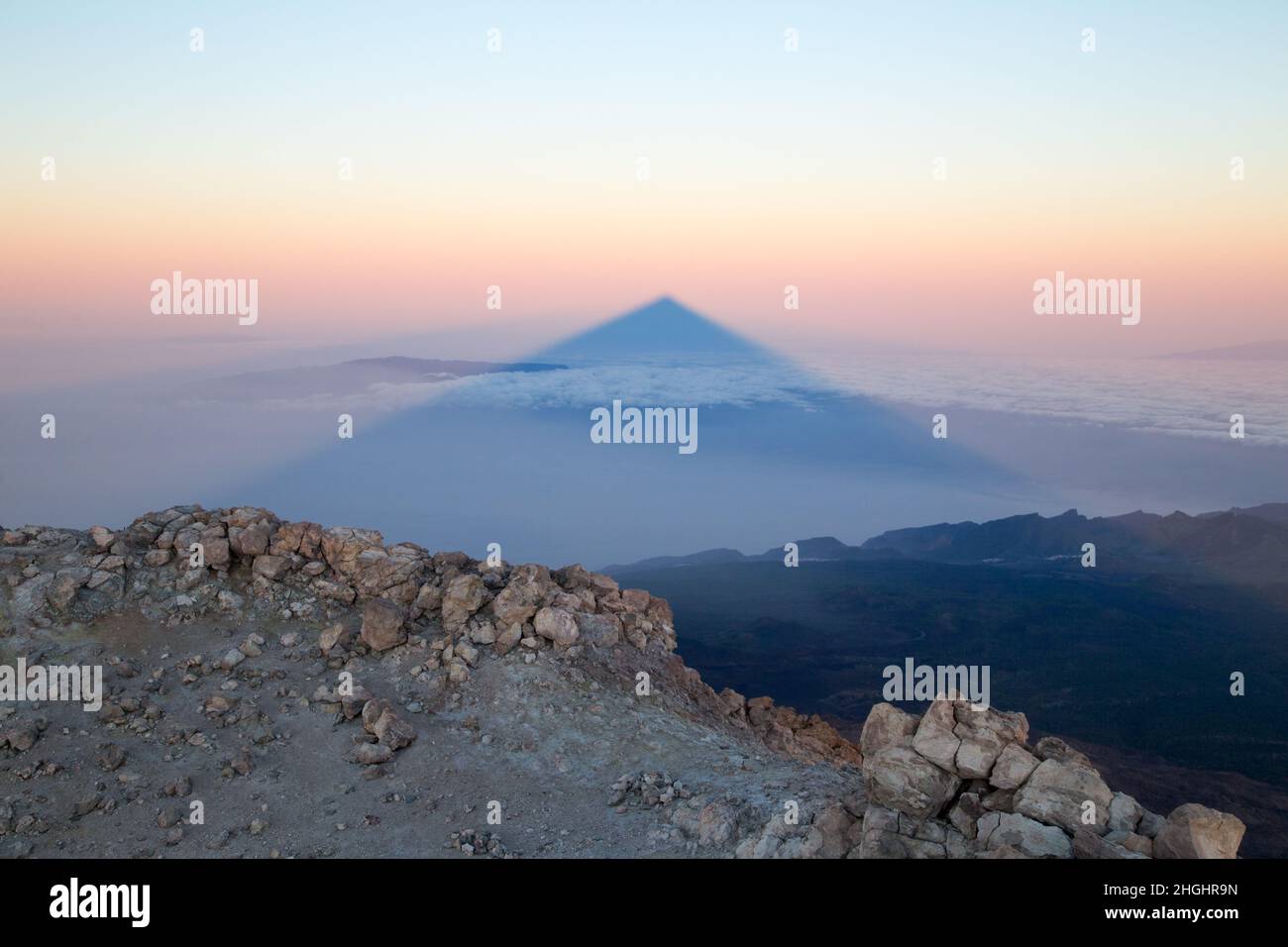 Teide Peak (der höchste Punkt Spaniens - 3718 Meter) wirft seinen Schatten wie eine Pyramide beim Sonnenaufgang, Teneriffa, Spanien Stockfoto
