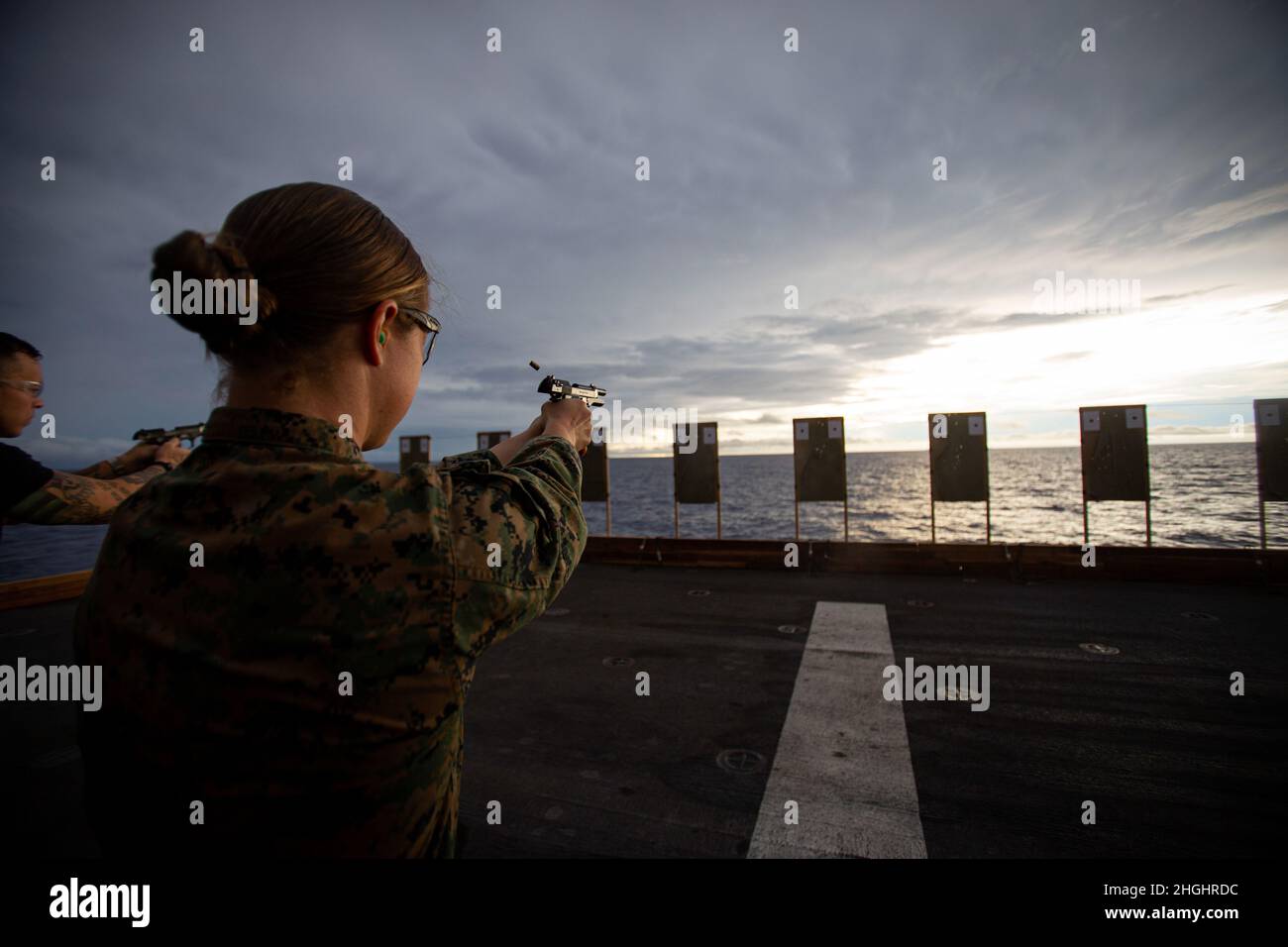 U.S. Marine Corps 1. LT. Elizabeth Schilder, eine Waffen- und Taktikausbilderin, mit der 31. Marine Expeditionary Unit (MEU), wartet auf weitere Instruktionen während eines Schießwettbewerbs an Bord des amphibischen Angriffsschiffs USS America (LHA 6) in der Salomonsee, 7. August 2021. Die Veranstaltung bestand aus Marineinfanteristen und Matrosen, die beim Schießen einer Reihe von Übungen mit dem Ziel, die höchste Gesamtpunktzahl zu erreichen, gegeneinander antreten. Die 31. MEU wird an Bord von Schiffen der America Expeditionary Strike Group im 7. Flottenbereich eingesetzt, um die Interoperabilität mit Verbündeten und Partnern zu verbessern und als ready response zu dienen Stockfoto