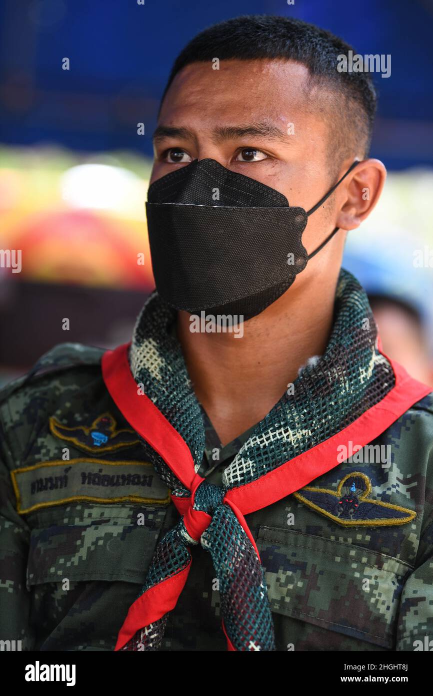 Der Royal Thai Army Corporal Arnon Lolaem, ein Korpsmann der Royal Thai Army Border Patrol Task Force 2, nimmt an der medizinischen Notfallausbildung Teil, die von dem US Navy Petty Officer der 2. Klasse Joseph Campana während der Übung Cobra Gold 21 im Ta Mor ROI Trainingsgebiet in der Provinz Surin, Thailand, 8. August, geleitet wird. 2021. Die Royal Thai und die amerikanischen Streitkräfte arbeiteten während der Übung zusammen, um Landminenentsorgungsoperationen durchzuführen, Render-Safe-Prozeduren zu trainieren und eine medizinische Notfalltraumaausbildung durchzuführen. Diese Übung ist mit dem Humanitarian Mine Action Program des US-Verteidigungsministeriums, WH, abgestimmt Stockfoto