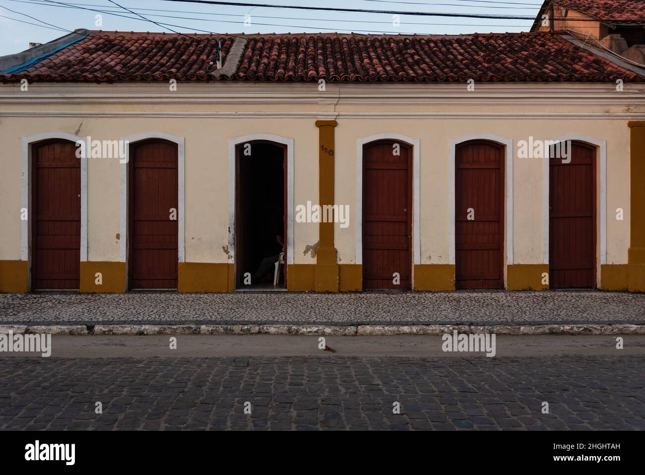 Beigefarbenes und braunes brasilianisches Kolonialgebäude im Zentrum von Prado, Bahia, Brasilien. Stockfoto